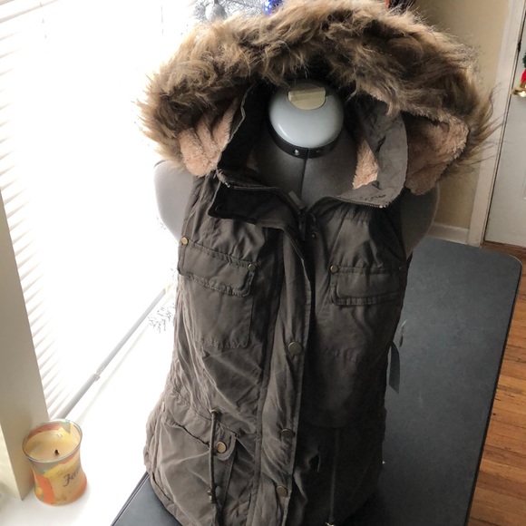 Faux Fur Vest - Picture 1 of 5